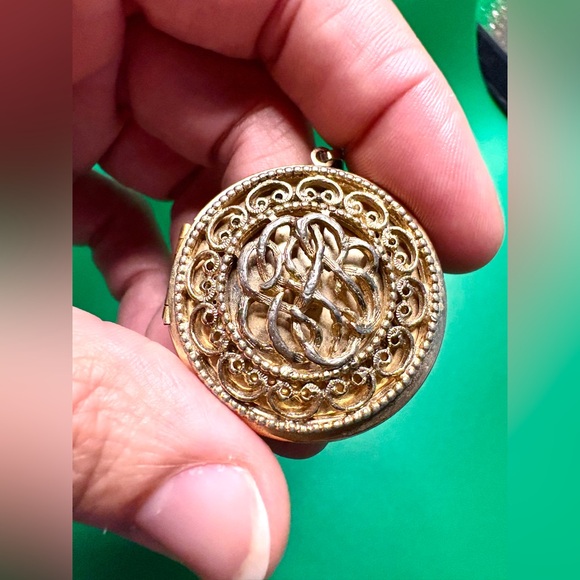 Vintage Gold-toned Locket Necklace - 18" long - Picture 6 of 7